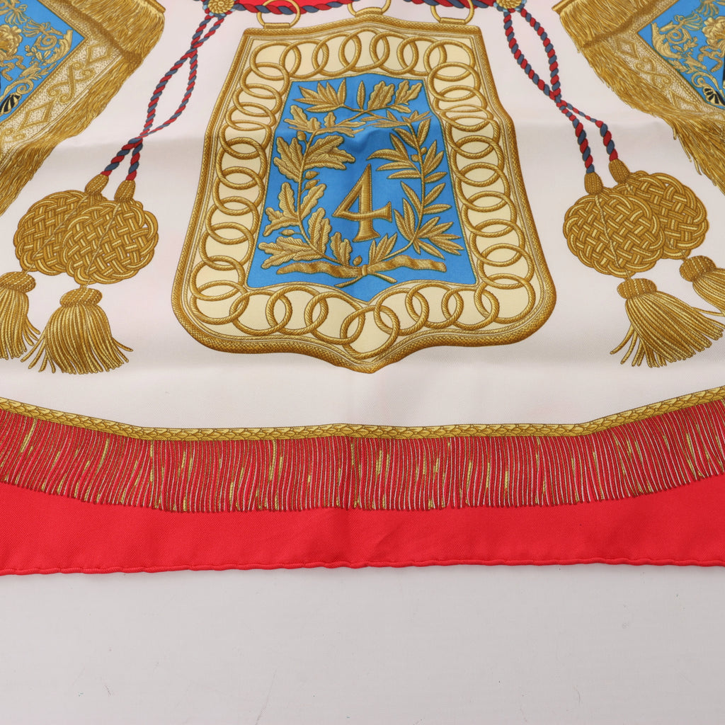 Hermès Carré 90 "Poste et Cavalerie Sabre" Pañuelo de seda en Rojo