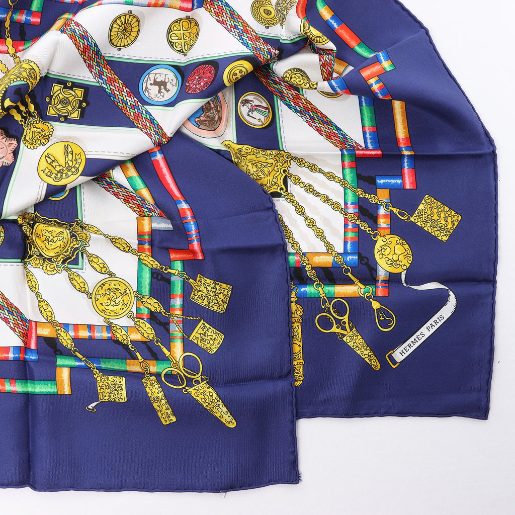 Hermès Carré 90 "Petite main" Silk handkerchief in Navy Blue