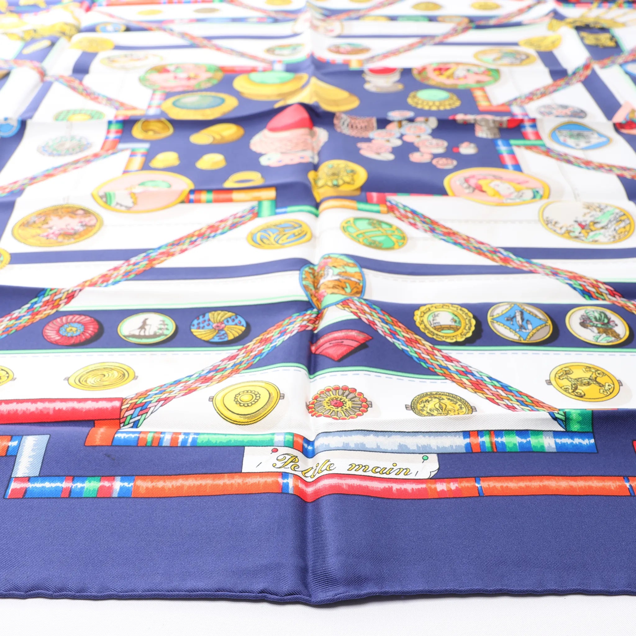 Hermès Carré 90 "Petite main" Silk handkerchief in Navy Blue