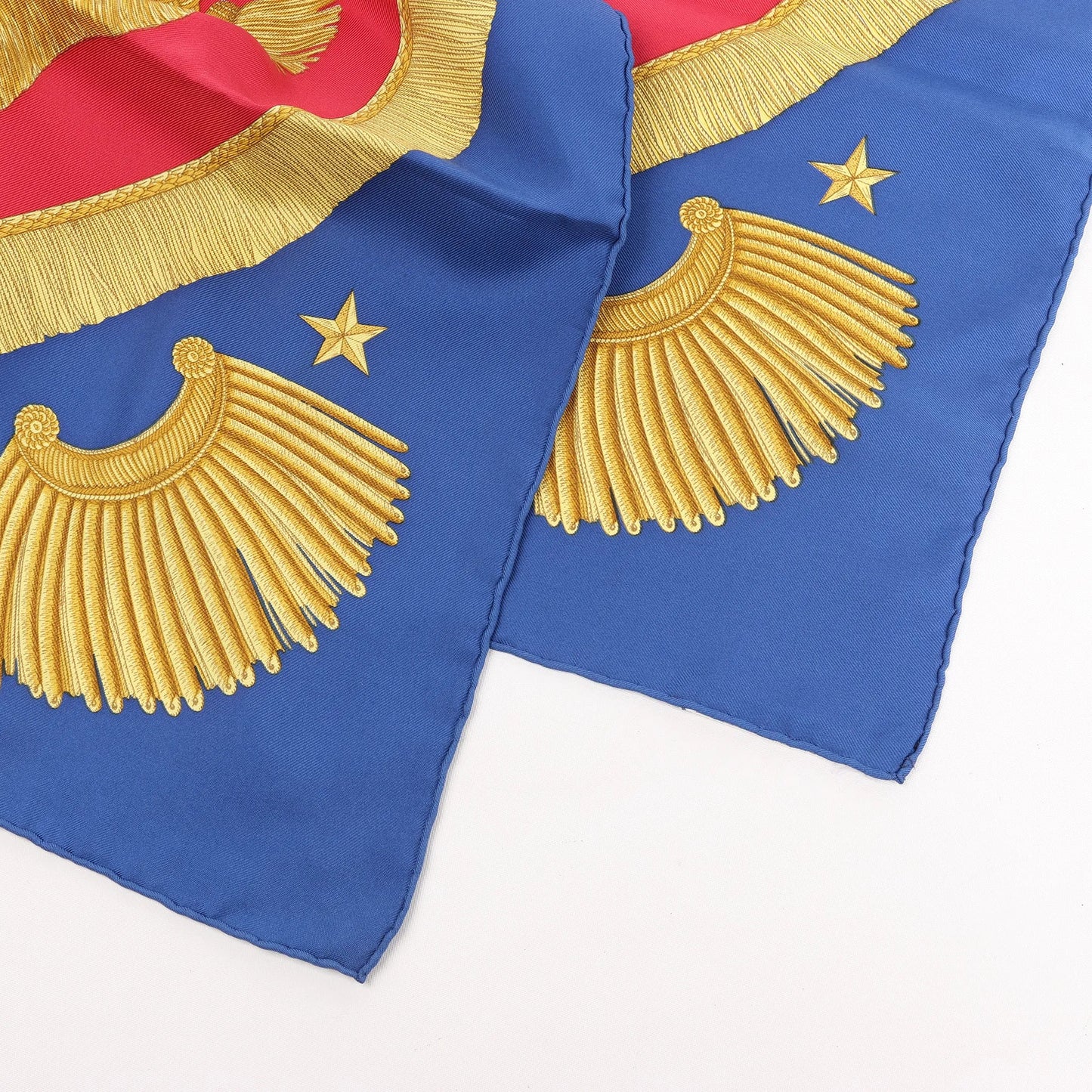 Hermès Carré 90 "Poste et Cavalerie Saber" Silk handkerchief in Red