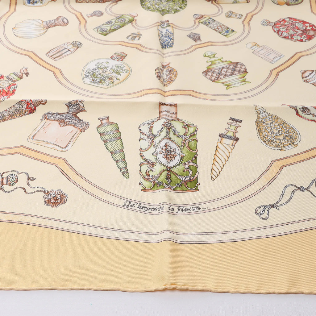 Hermès Carré 90 "Qu'Importe Le Flacon" Silk handkerchief in Beige