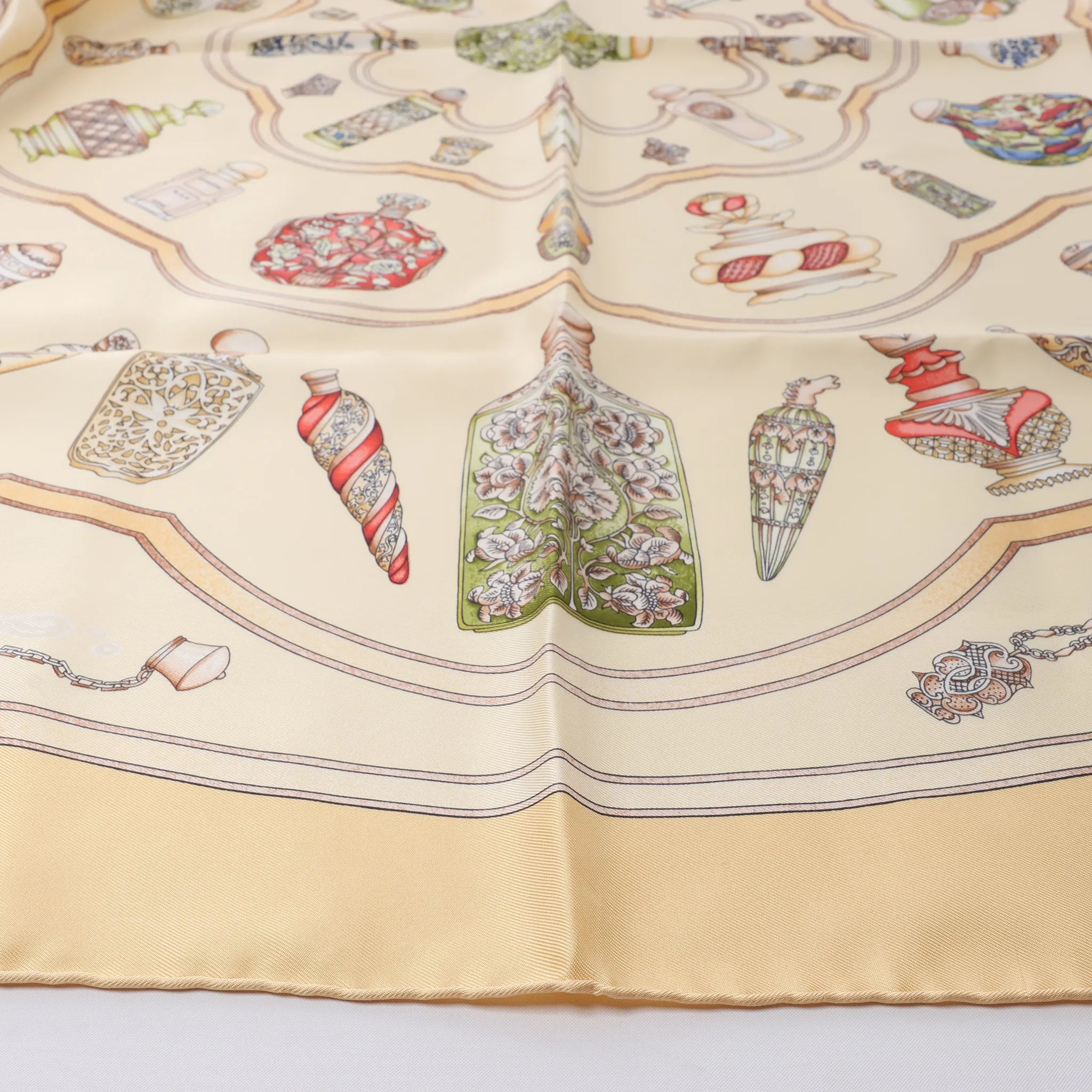 Hermès Carré 90 "Qu'Importe Le Flacon" Silk handkerchief in Beige