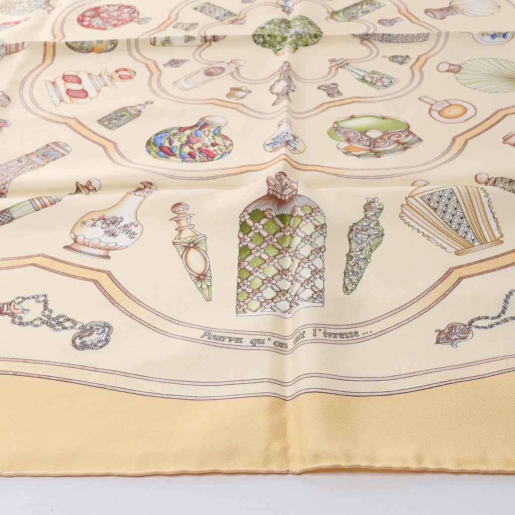 Hermès Carré 90 "Qu'Importe Le Flacon" Silk handkerchief in Beige