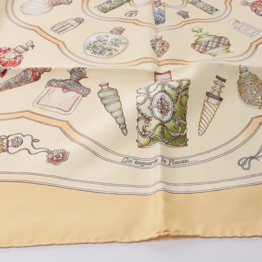 Hermès Carré 90 "Qu'Importe Le Flacon" Silk handkerchief in Beige