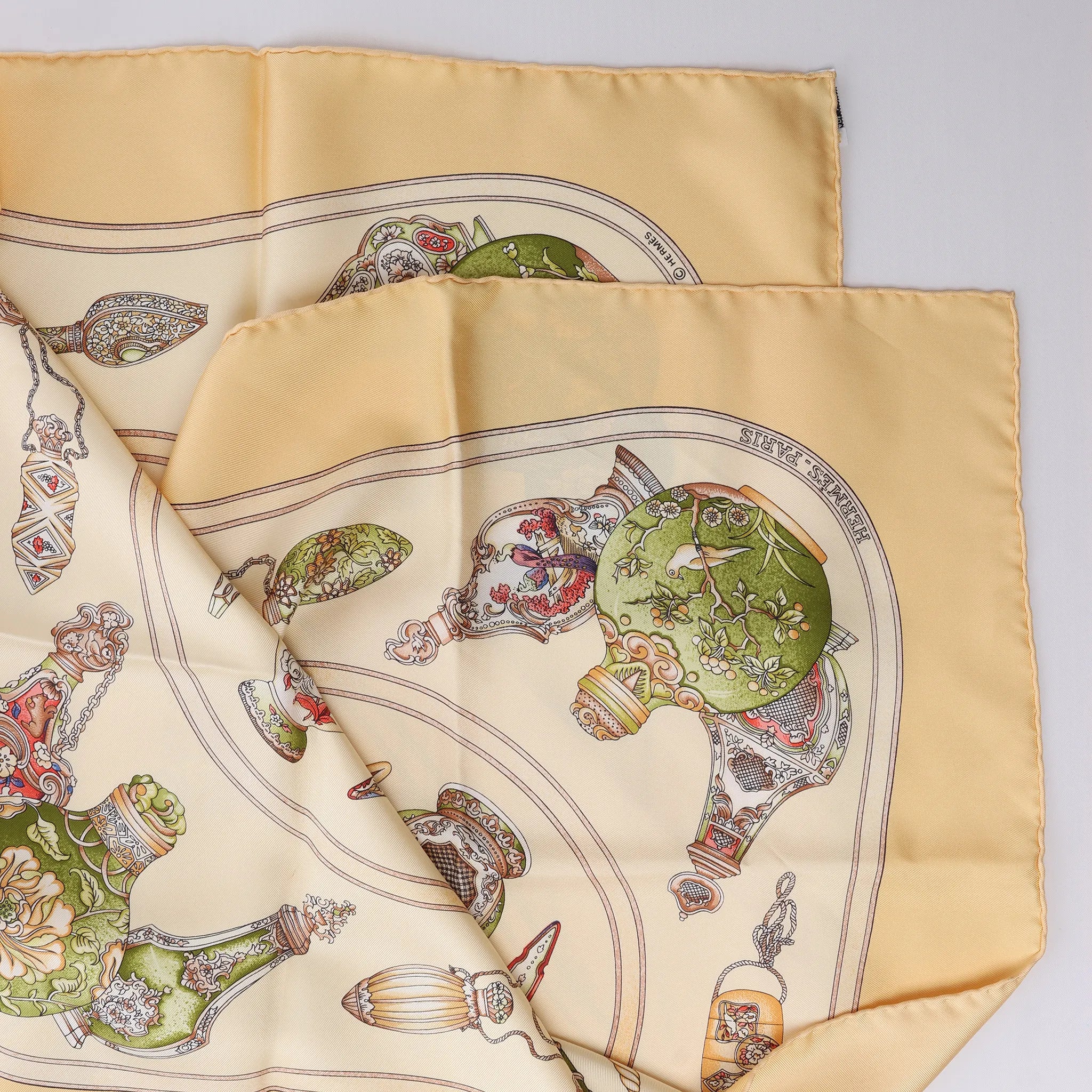 Hermès Carré 90 "Qu'Importe Le Flacon" Silk handkerchief in Beige
