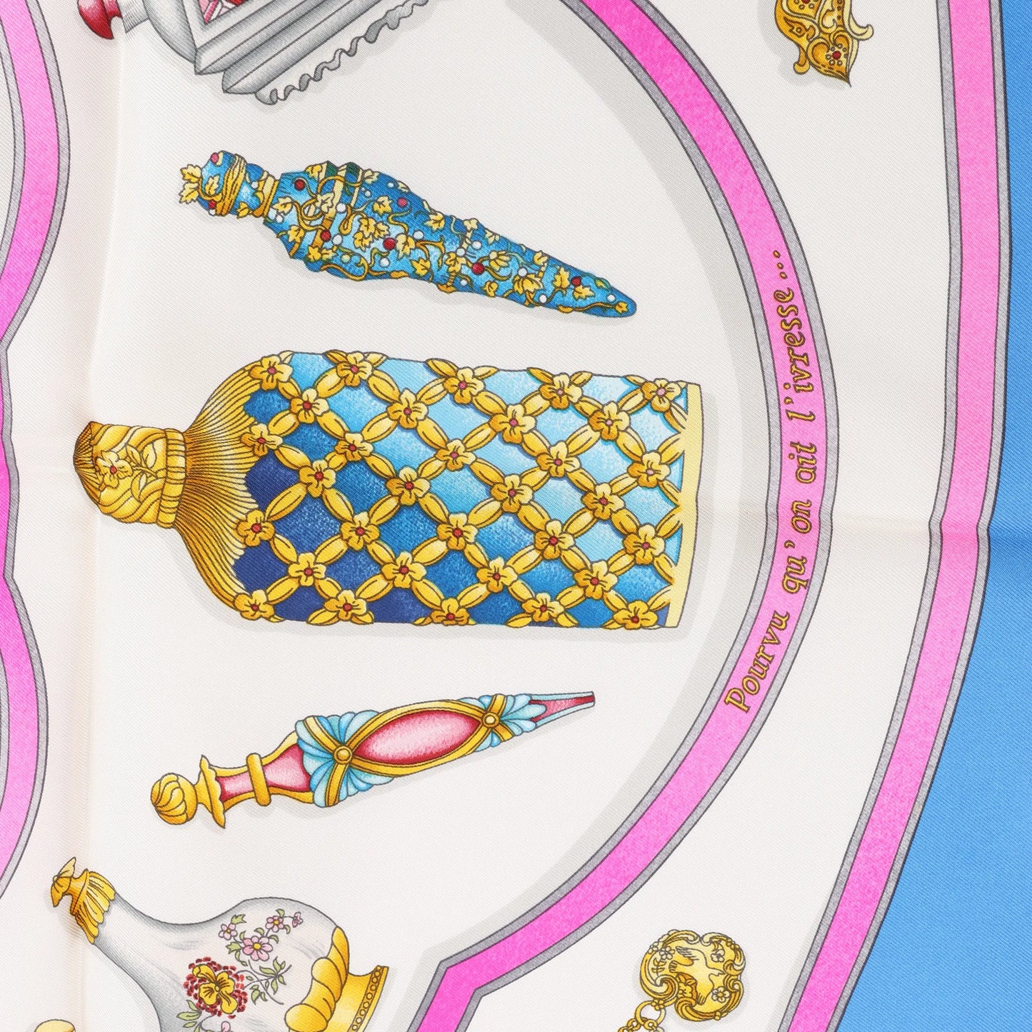 Hermès Carré 90 "Qu'importe Le Flacon" Mouchoir en soie en Bleu