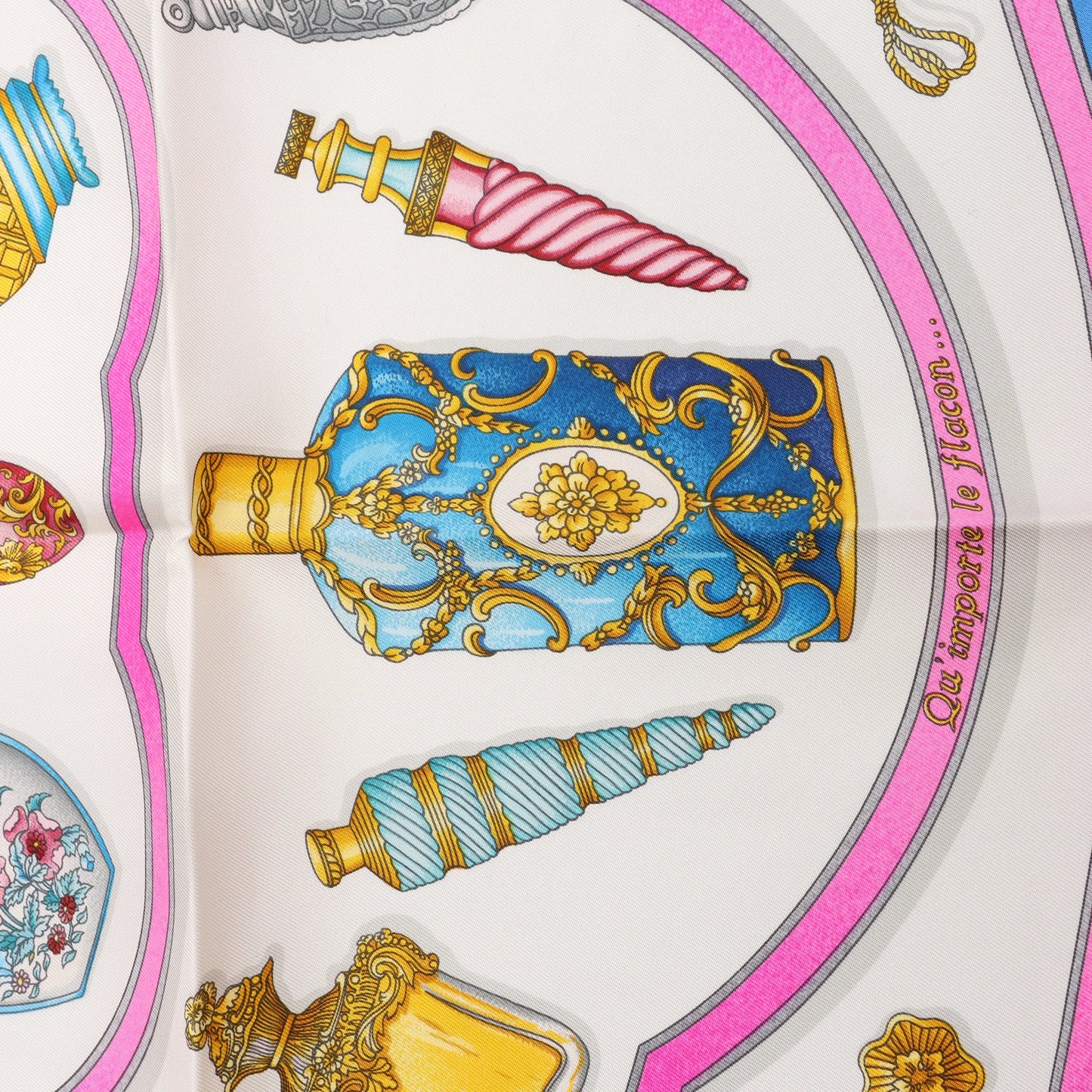 Hermès Carré 90 "Qu'importe Le Flacon" Mouchoir en soie en Bleu