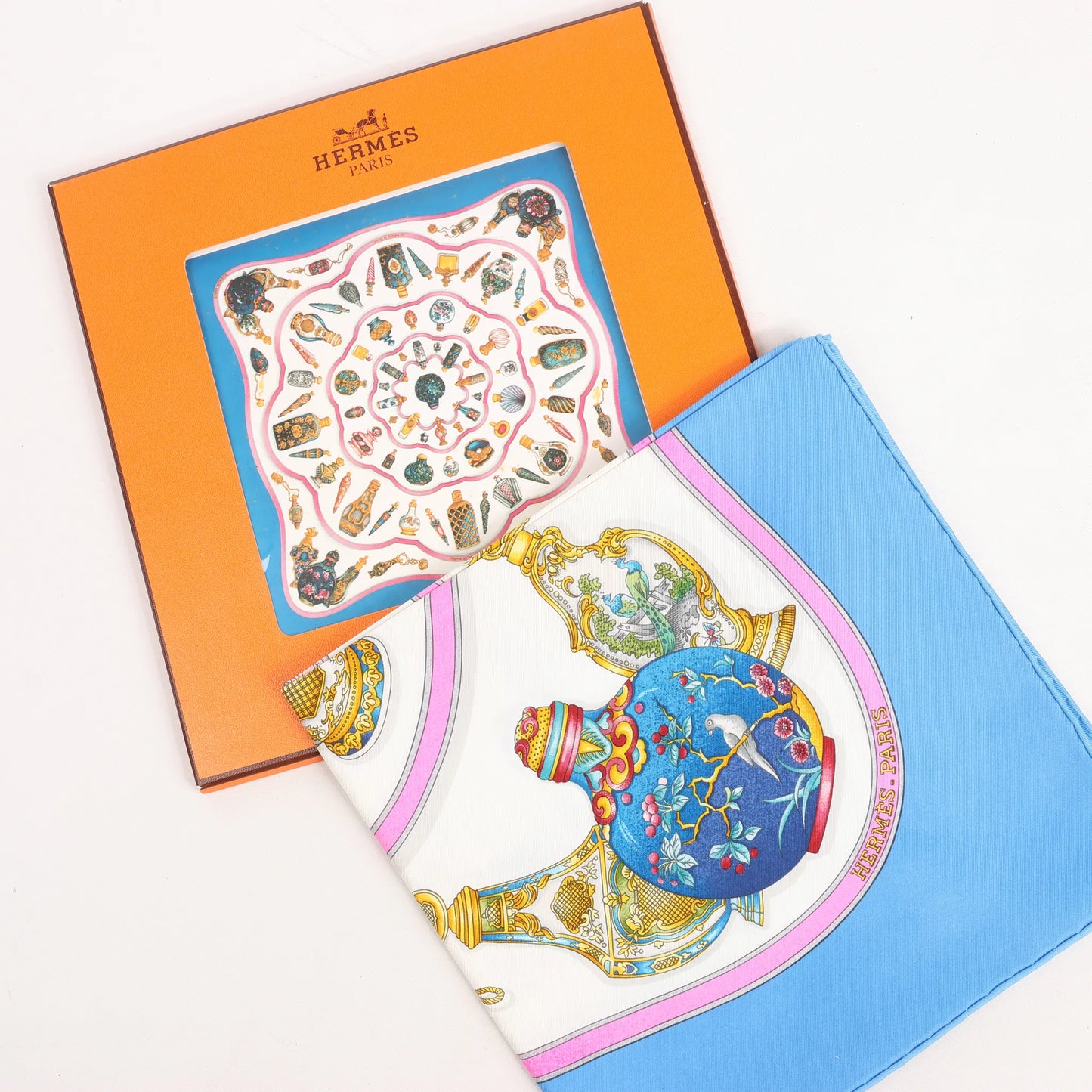 Hermès Carré 90 "Qu'importe Le Flacon" Mouchoir en soie en Bleu