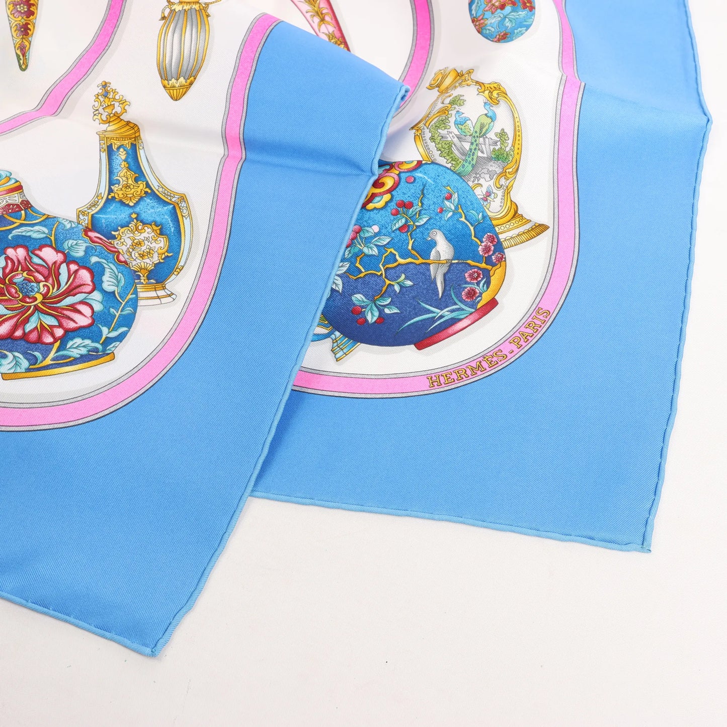 Hermès Carré 90 "Qu'importe Le Flacon" Mouchoir en soie en Bleu