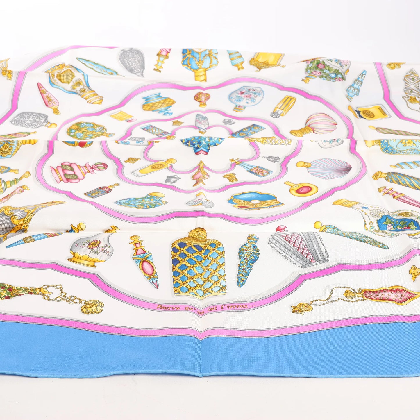 Hermès Carré 90 "Qu'importe Le Flacon" Mouchoir en soie en Bleu