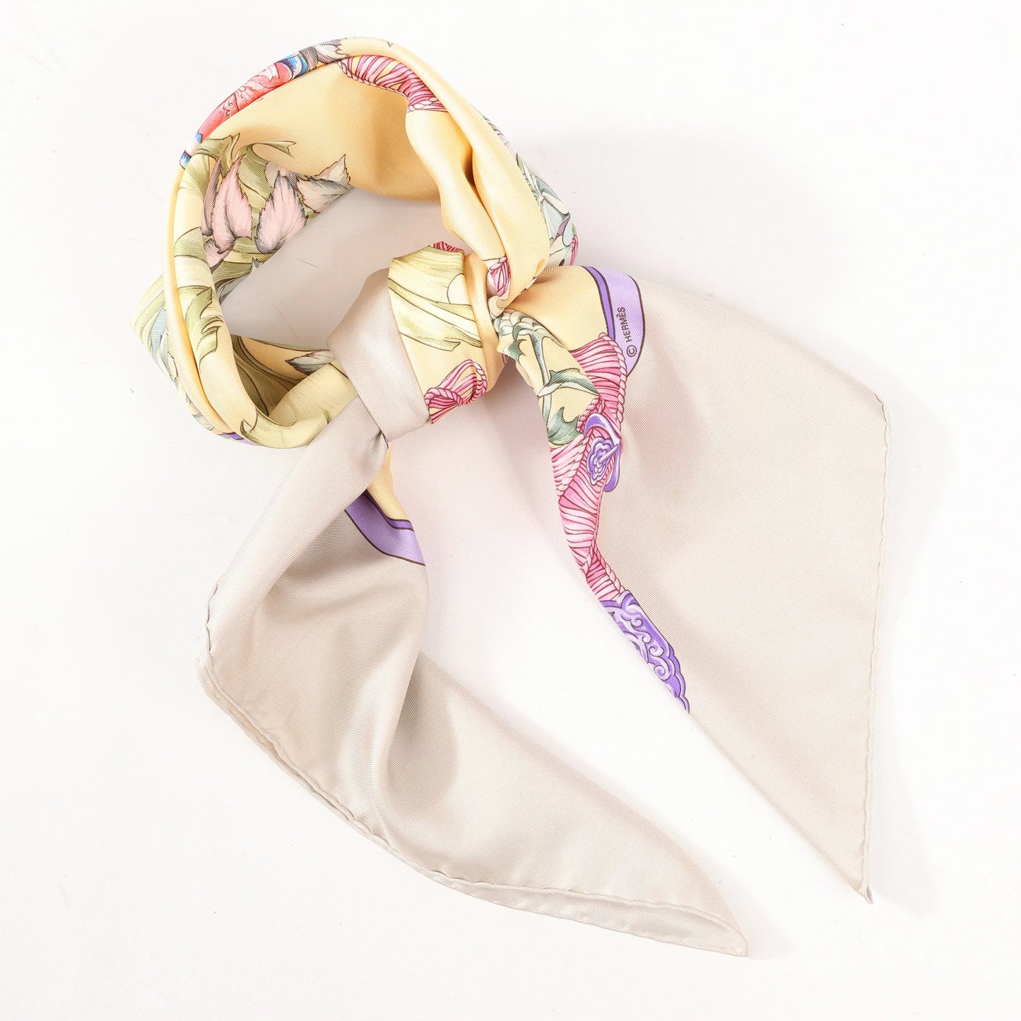 Mouchoir en soie Hermès Carré 90 « REGINA » beige