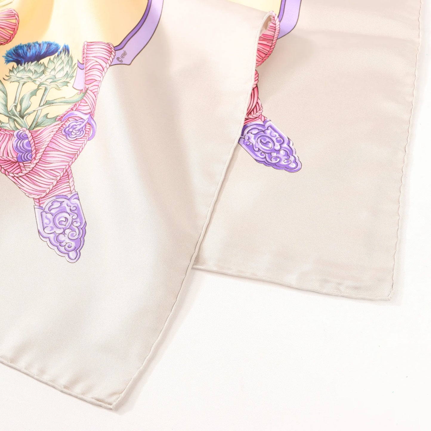 Mouchoir en soie Hermès Carré 90 « REGINA » beige