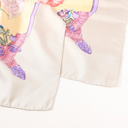 Mouchoir en soie Hermès Carré 90 « REGINA » beige