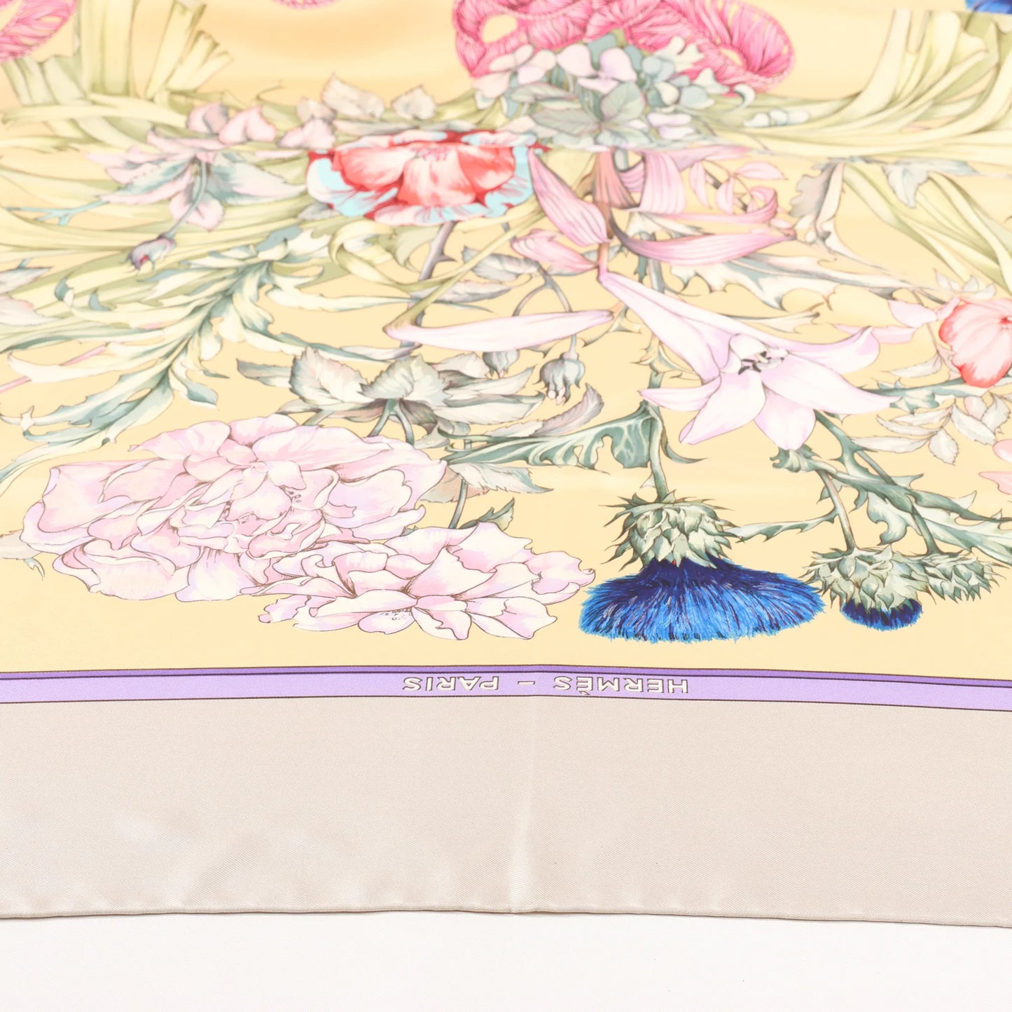 Mouchoir en soie Hermès Carré 90 « REGINA » beige