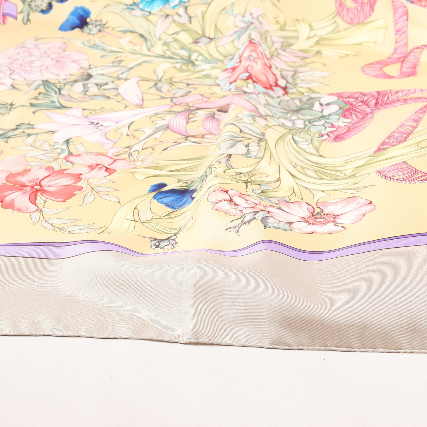 Mouchoir en soie Hermès Carré 90 « REGINA » beige