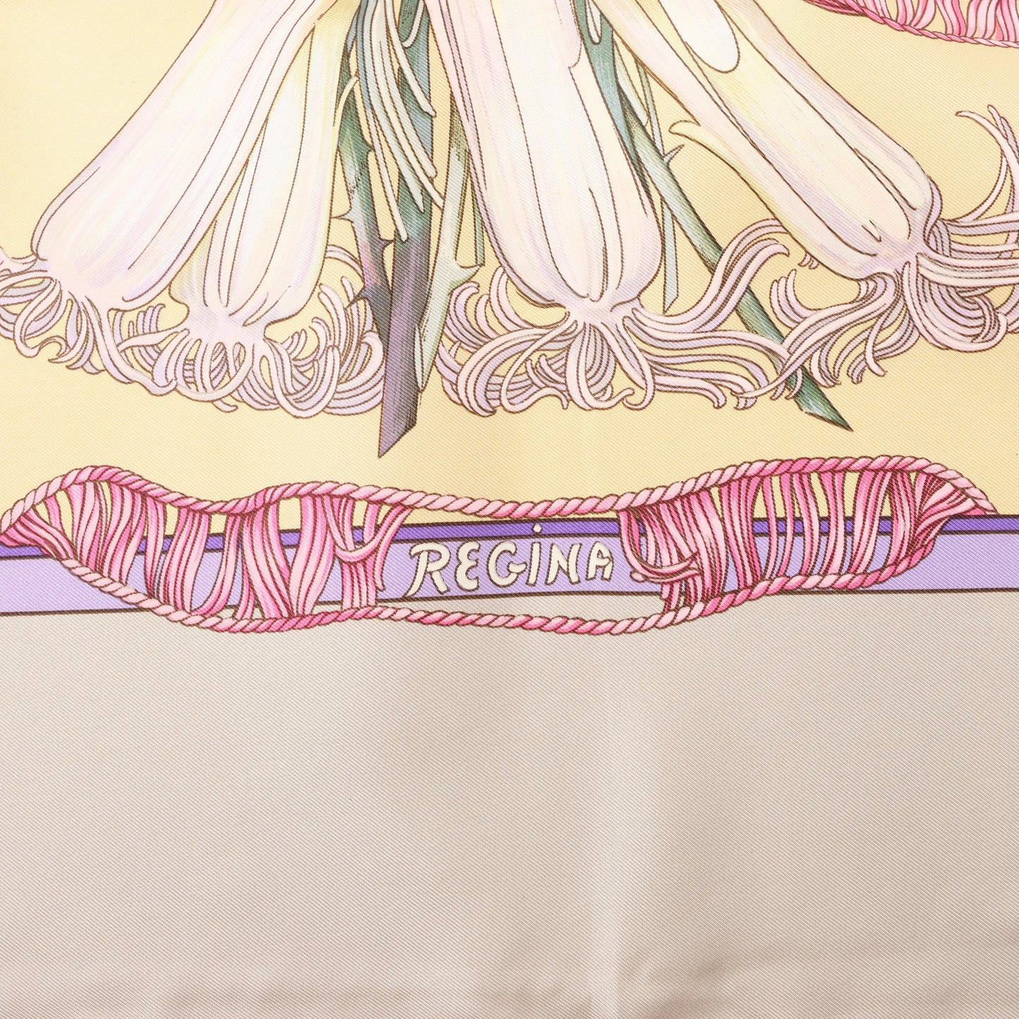 Mouchoir en soie Hermès Carré 90 « REGINA » beige