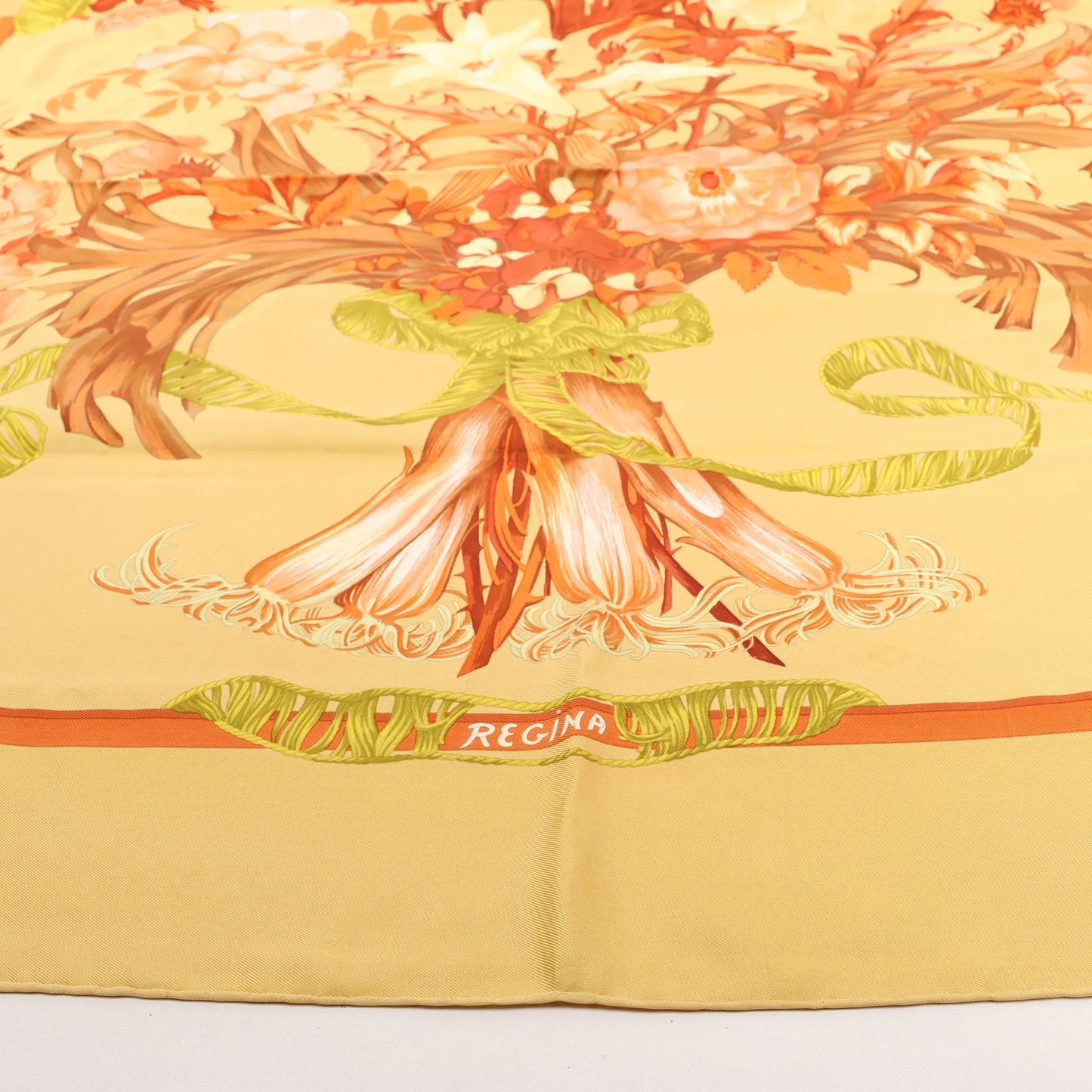 Hermès Carré 90 „REGINA“ Seidentaschentuch in Gelb