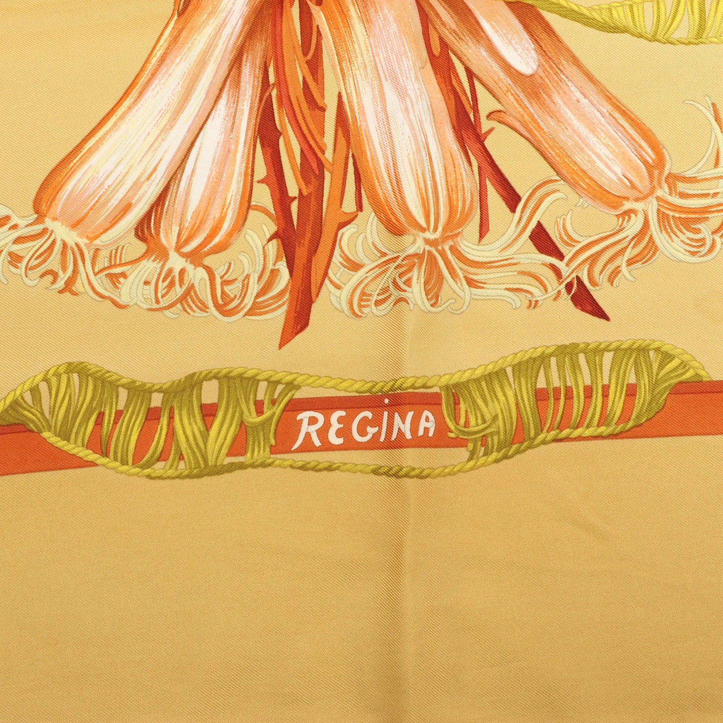 Hermès Carré 90 „REGINA“ Seidentaschentuch in Gelb