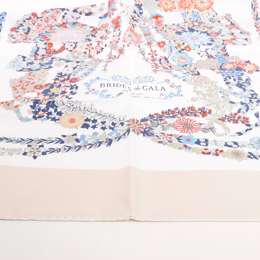 Hermès Carré 90 "BRIDES DE GALA EN FLEURS" Silk handkerchief in Beige