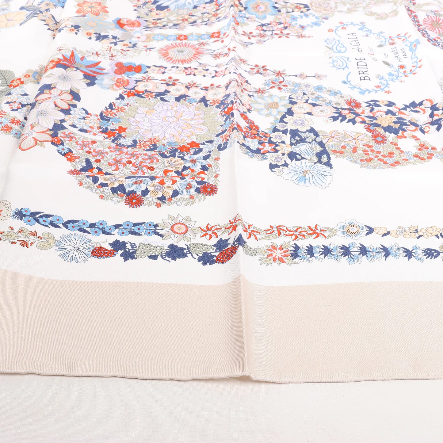 Hermès Carré 90 "BRIDES DE GALA EN FLEURS" Silk handkerchief in Beige
