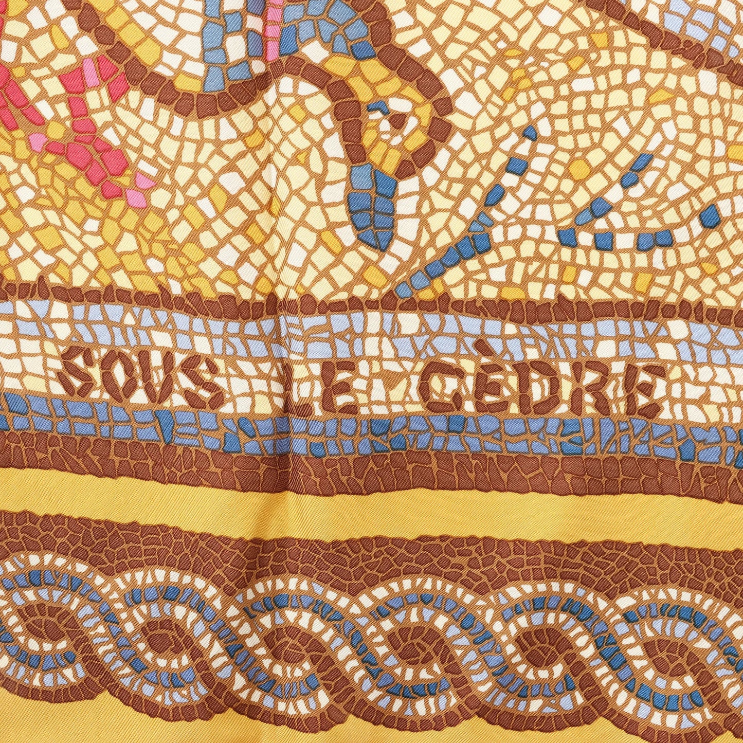 Hermès Carré 90 „SOUS LE CEDRE“ Seidentaschentuch in Braun