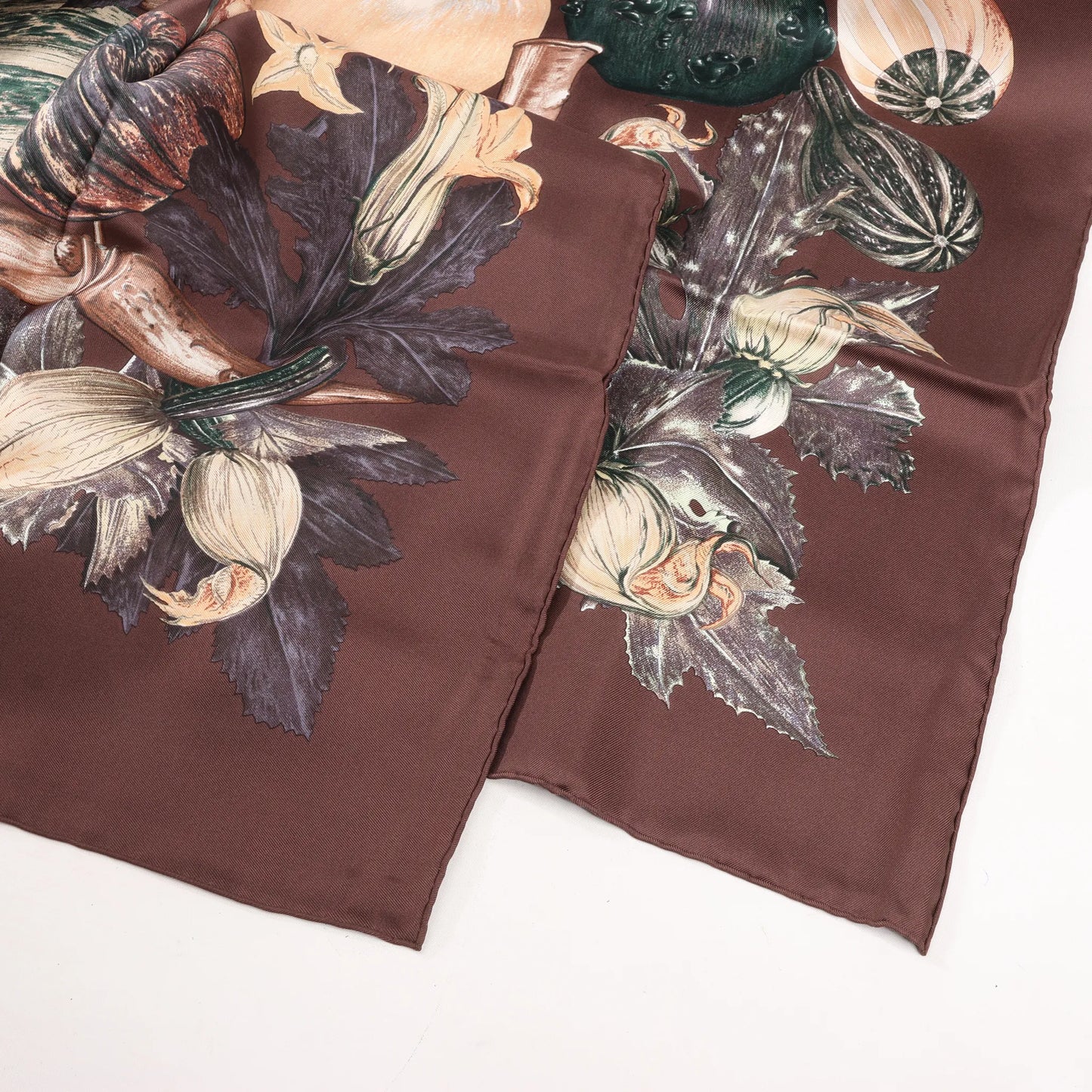 Hermès Carré 90 "CITROUILLES&COLOQU INTES" Silk handkerchief in Brown