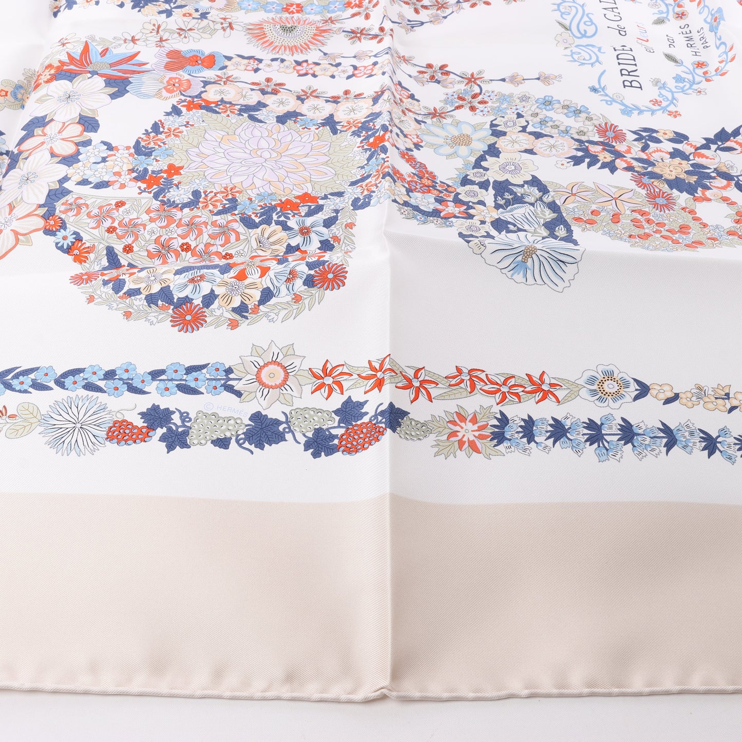 Hermès Carré 90 "RIDES DE GALA EN FLEURS" Foulard 100% Soie en Beige