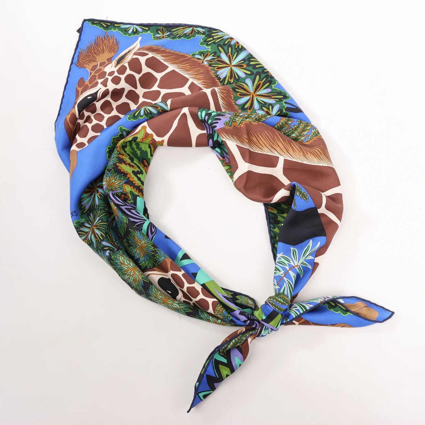 Hermès Carré 90 „DIE DREI GRACES“ Seidentaschentuch in Marineblau