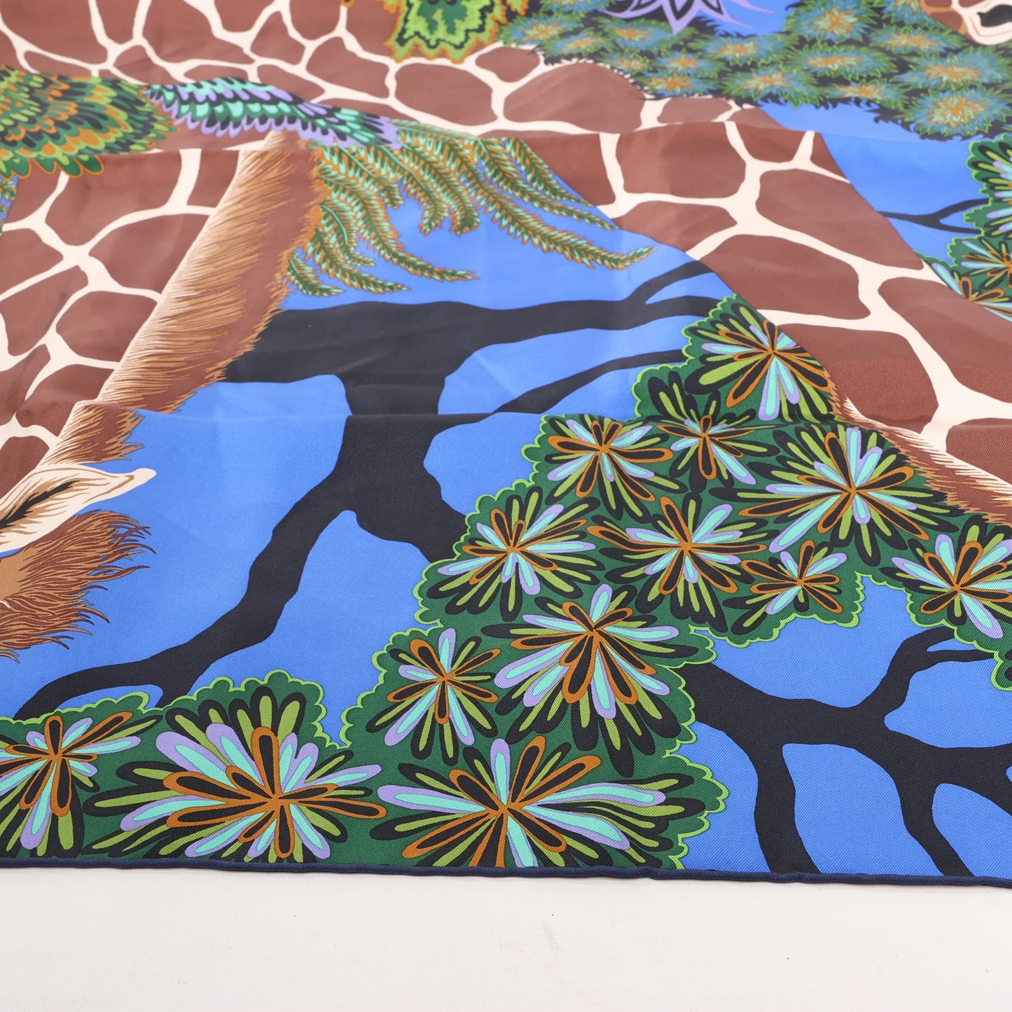 Hermès Carré 90 „DIE DREI GRACES“ Seidentaschentuch in Marineblau