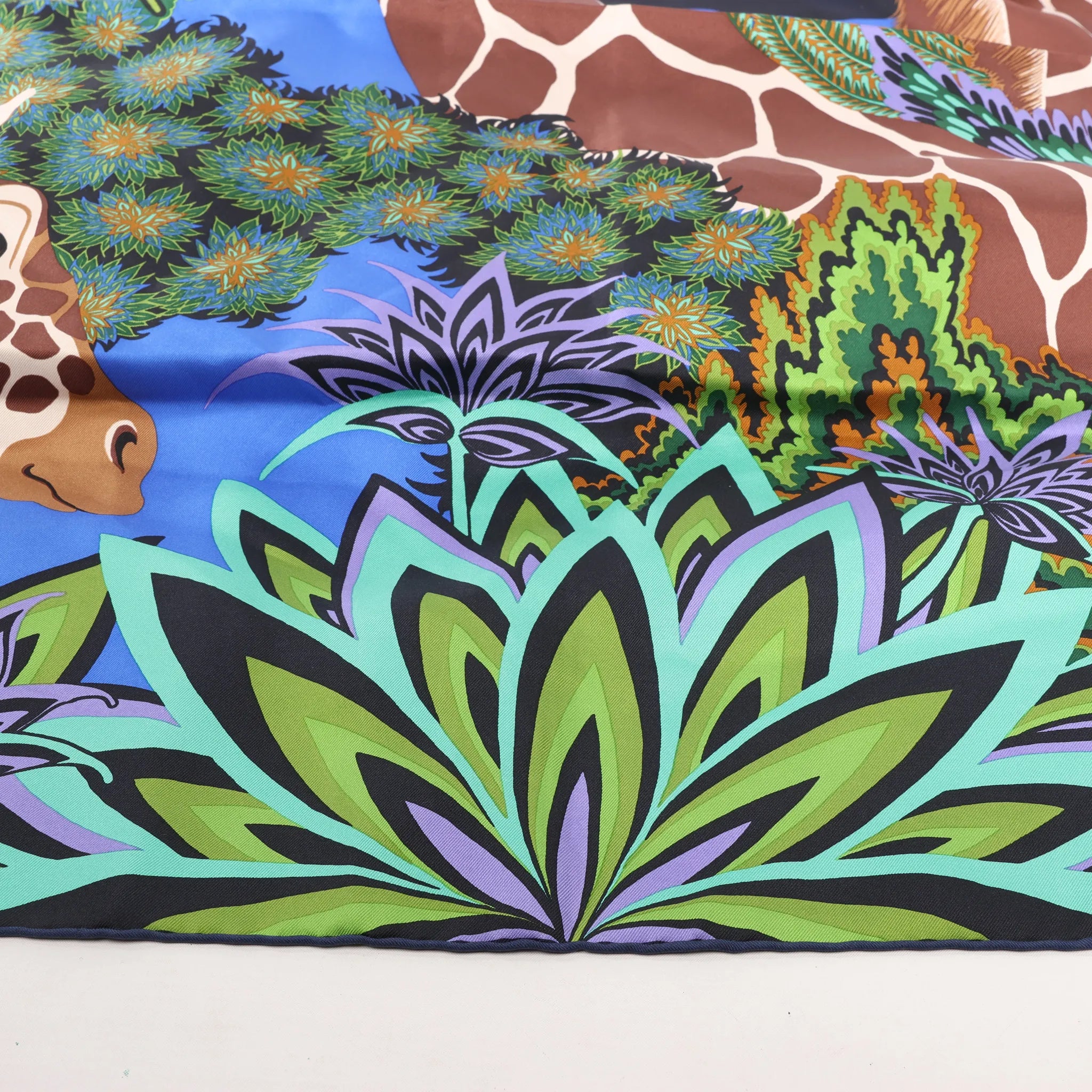Hermès Carré 90 "THE THREE GRACES" Silk handkerchief in Navy Blue