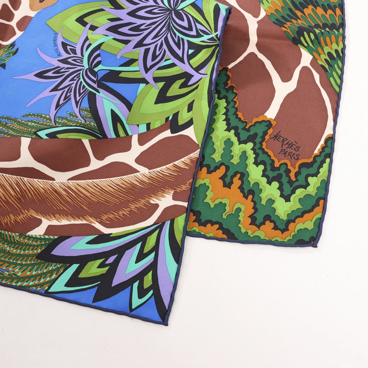 Hermès Carré 90 „DIE DREI GRACES“ Seidentaschentuch in Marineblau