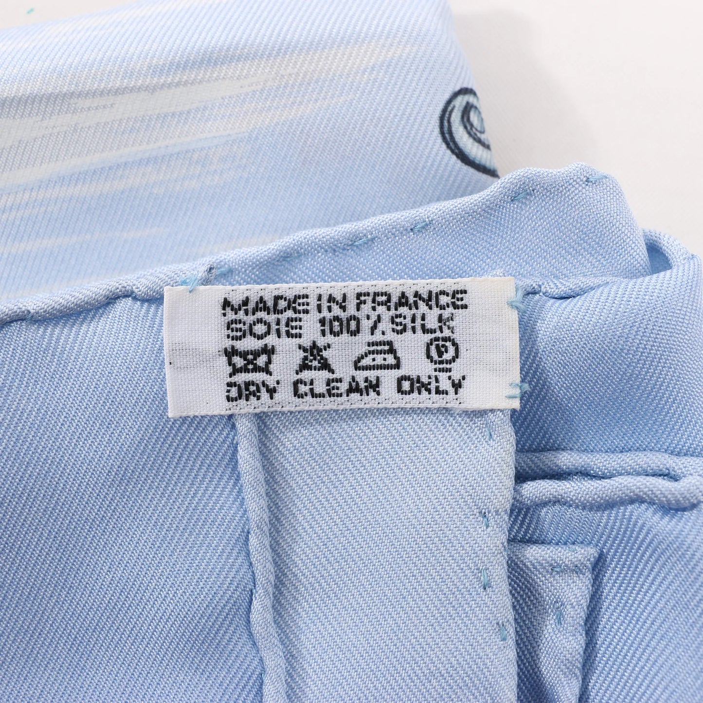 Hermès Carré 90 „Traineaux et glissades“ Seidentaschentuch in Blau