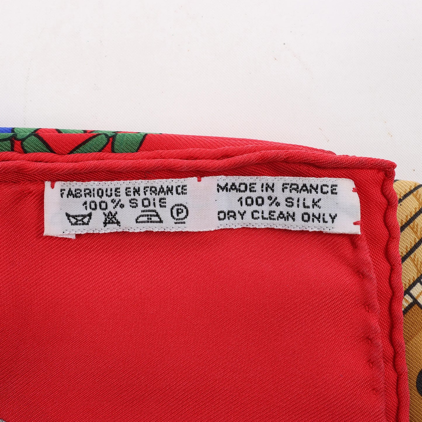 Hermès Carré 90 "Tresor Royal du Benin" Silk handkerchief in Red