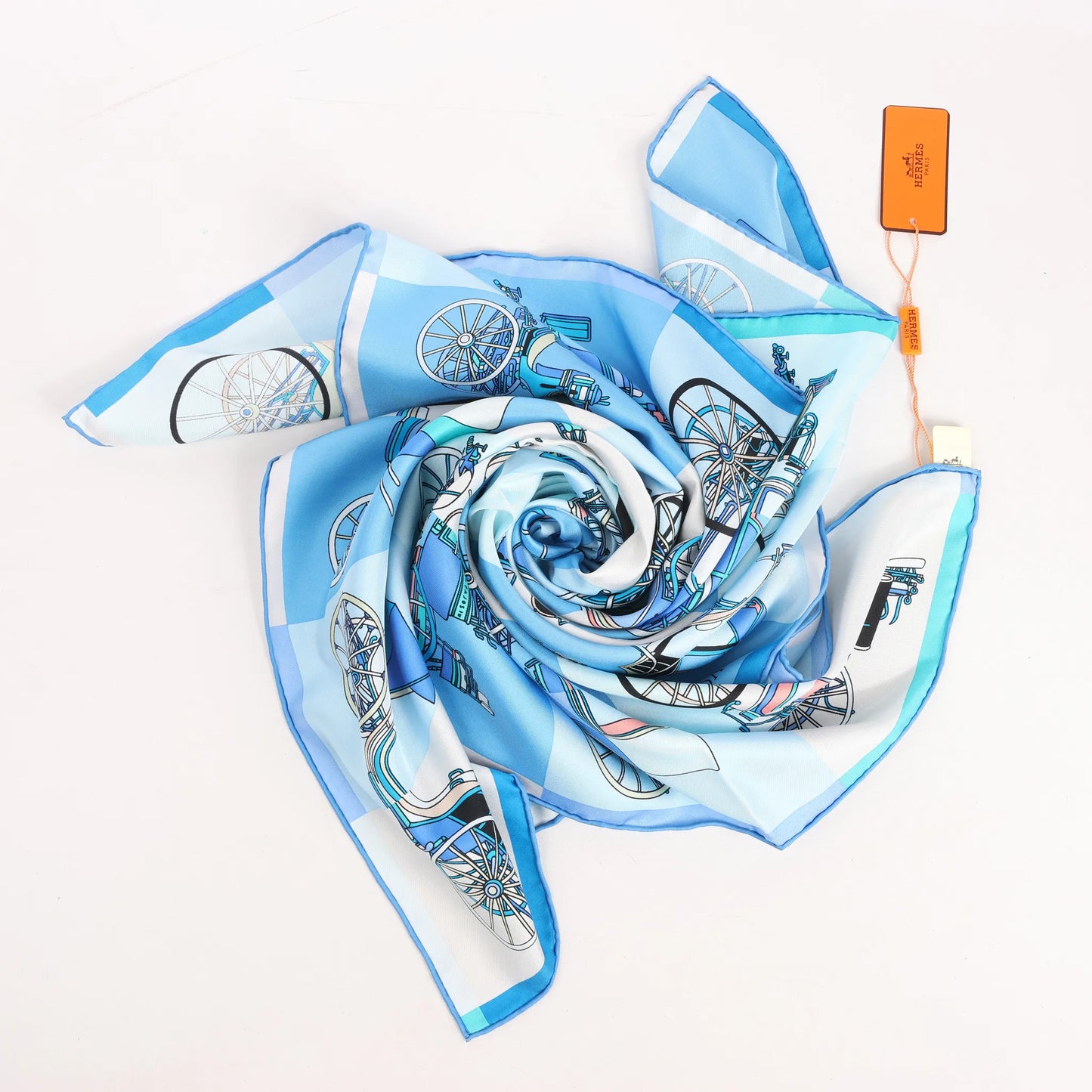 Hermès Carré 90 „Voitures Exquises Elaborate Carriages“ Seidentaschentuch in Blau