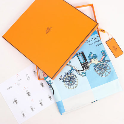 Hermès Carré 90 „Voitures Exquises Elaborate Carriages“ Seidentaschentuch in Blau