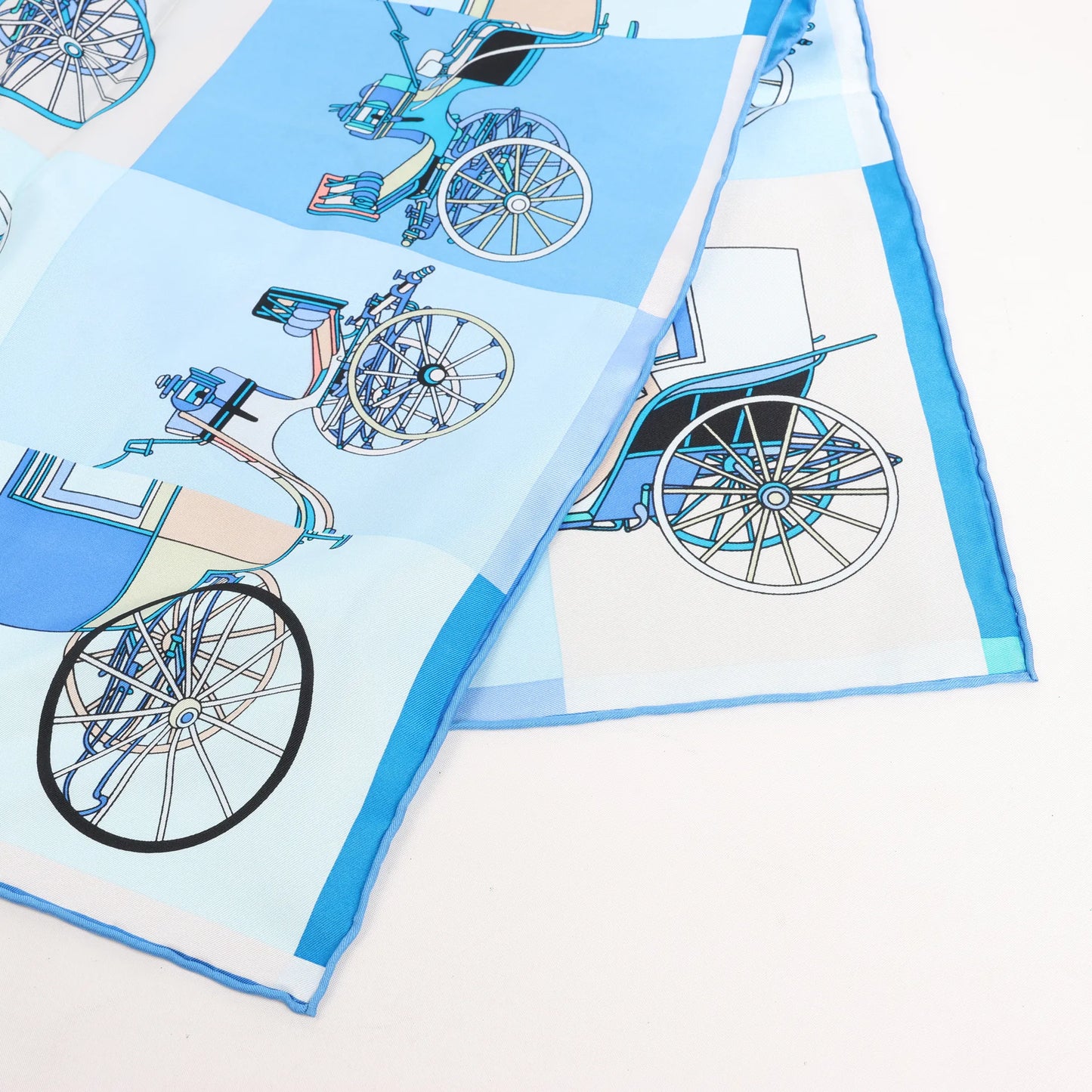 Hermès Carré 90 „Voitures Exquises Elaborate Carriages“ Seidentaschentuch in Blau