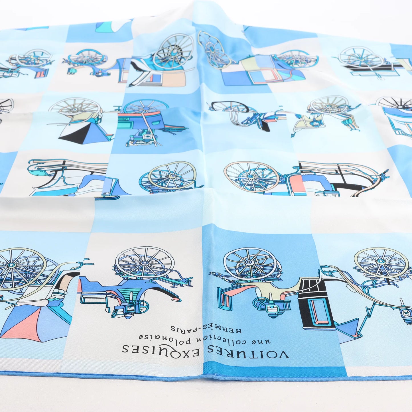 Hermès Carré 90 „Voitures Exquises Elaborate Carriages“ Seidentaschentuch in Blau