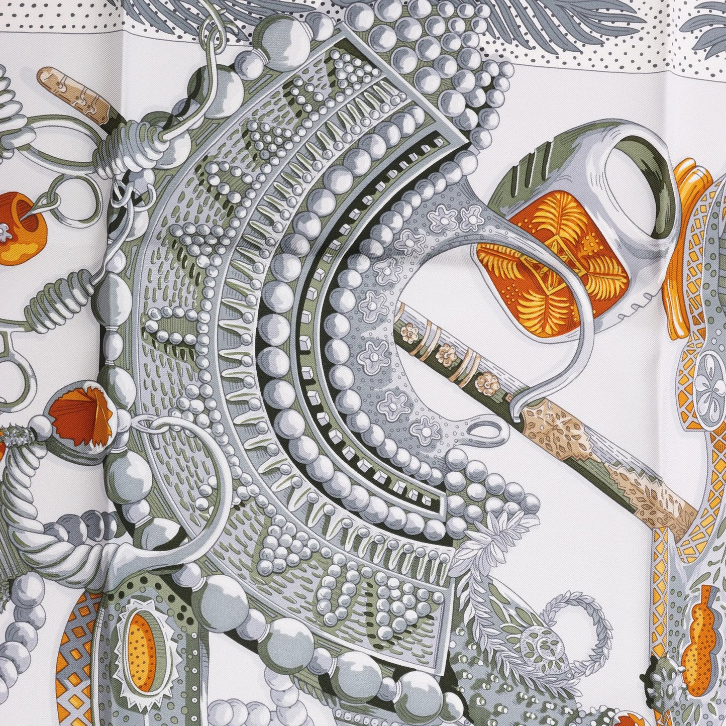 Hermès Carré 90 „Zenobie Reine de Palmyre“ Seidentaschentuch in Beige x Grün