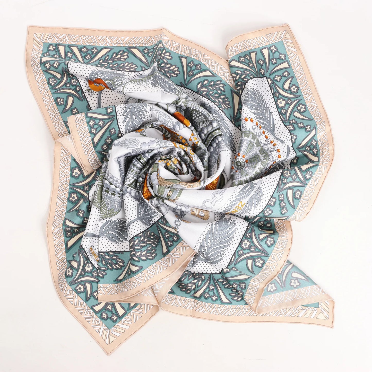 Hermès Carré 90 „Zenobie Reine de Palmyre“ Seidentaschentuch in Beige x Grün