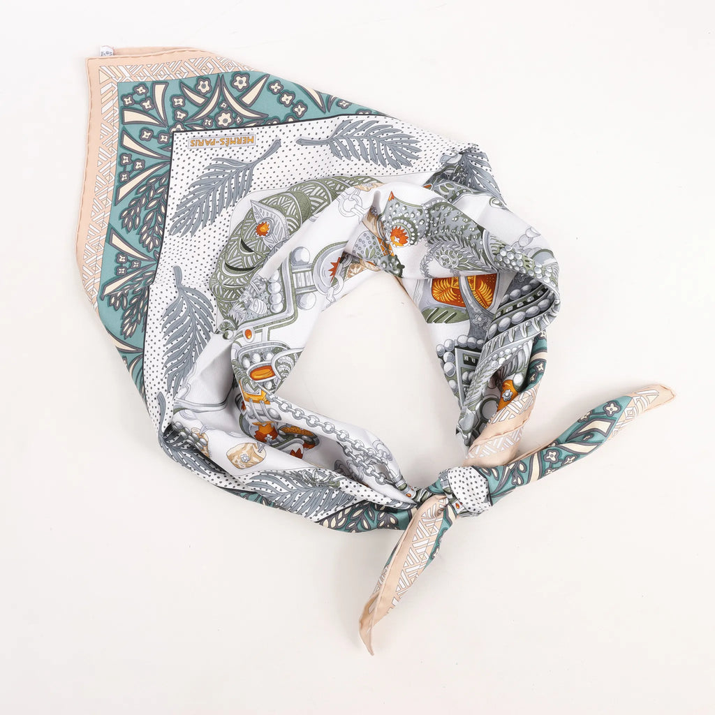 Hermès Carré 90 "Zenobie Reine de Palmyre" Silk handkerchief in Beige x Green