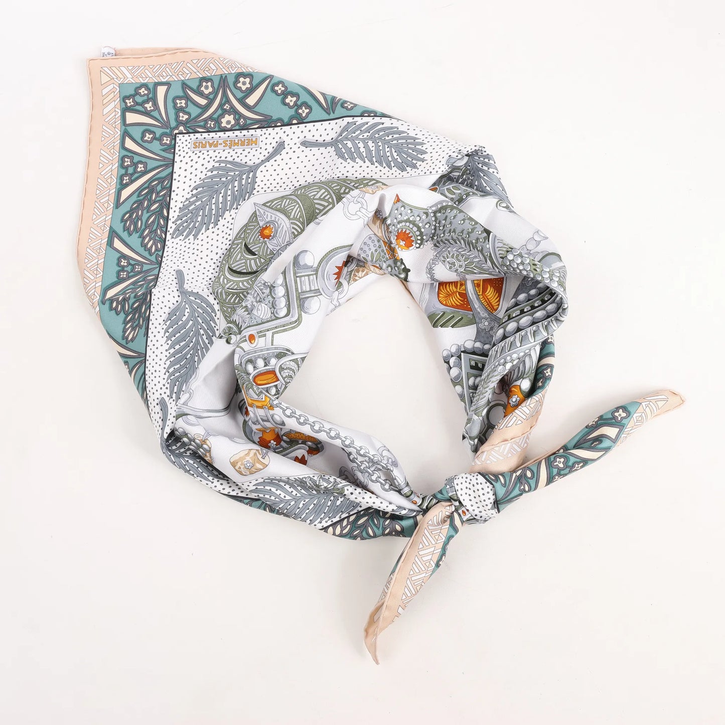 Hermès Carré 90 „Zenobie Reine de Palmyre“ Seidentaschentuch in Beige x Grün