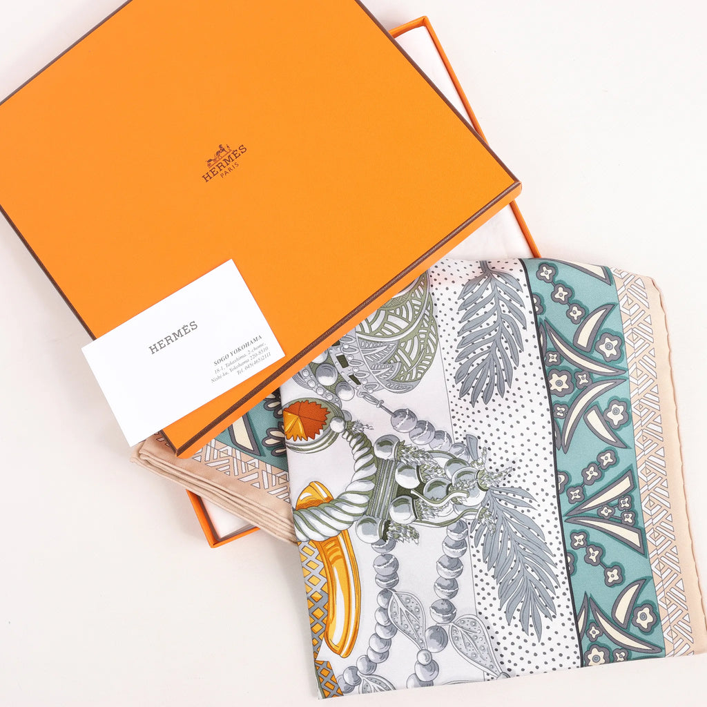 Hermès Carré 90 "Zenobie Reine de Palmyre" Silk handkerchief in Beige x Green