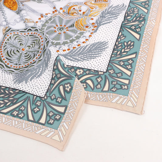 Hermès Carré 90 "Zenobie Reine de Palmyre" Mouchoir en soie en Beige x Vert