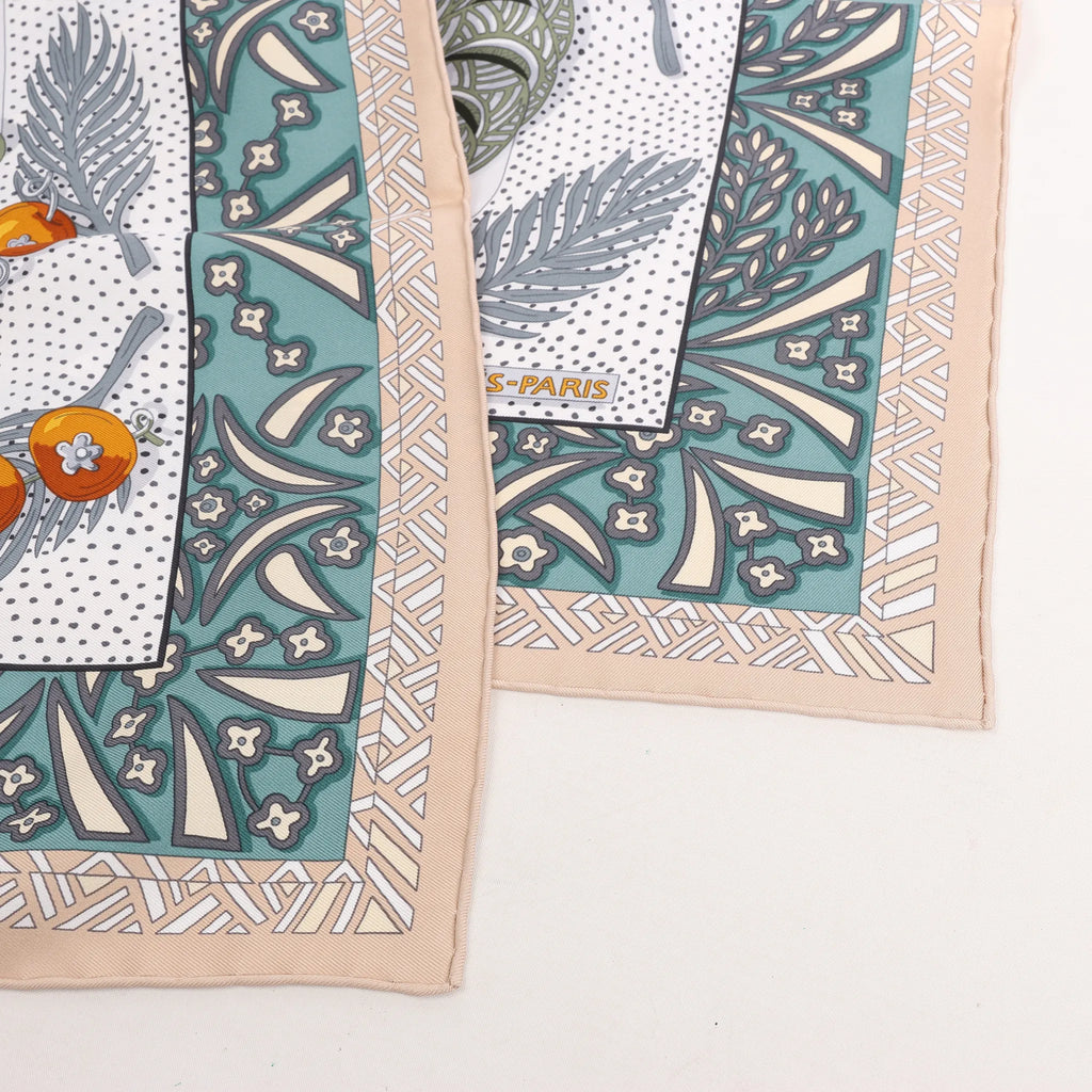 Hermès Carré 90 "Zenobie Reine de Palmyre" Silk handkerchief in Beige x Green