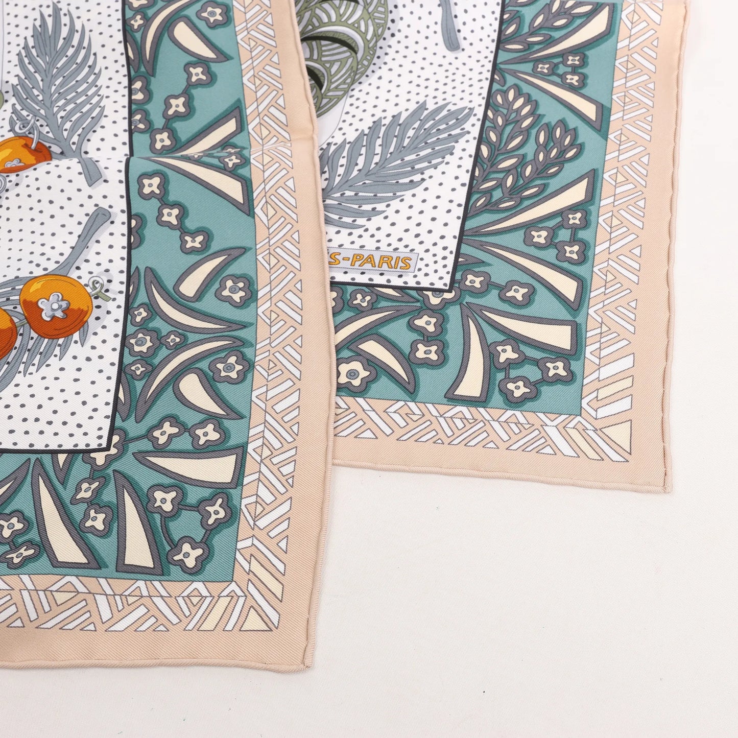 Hermès Carré 90 „Zenobie Reine de Palmyre“ Seidentaschentuch in Beige x Grün