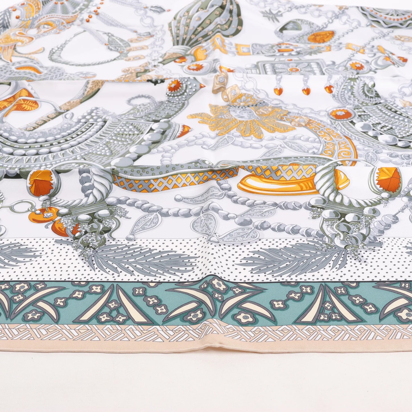 Hermès Carré 90 „Zenobie Reine de Palmyre“ Seidentaschentuch in Beige x Grün