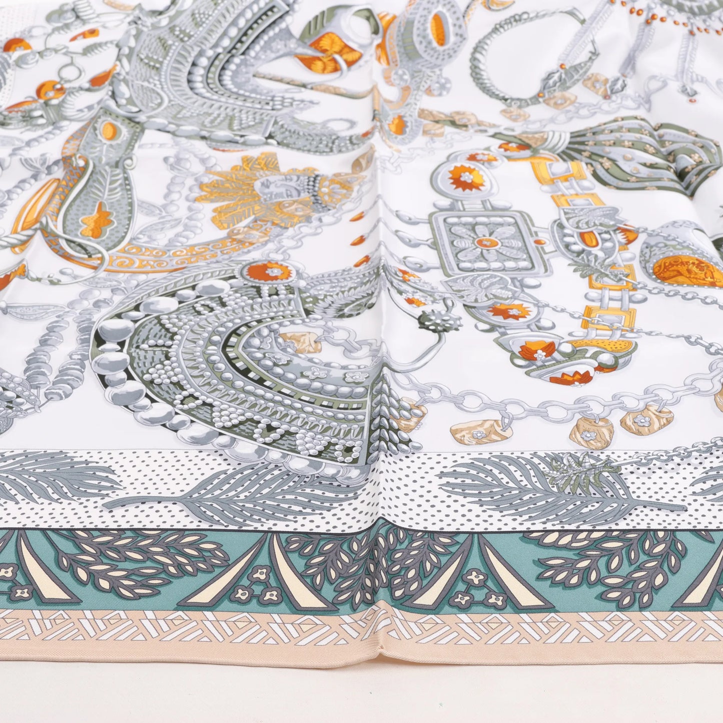 Hermès Carré 90 „Zenobie Reine de Palmyre“ Seidentaschentuch in Beige x Grün