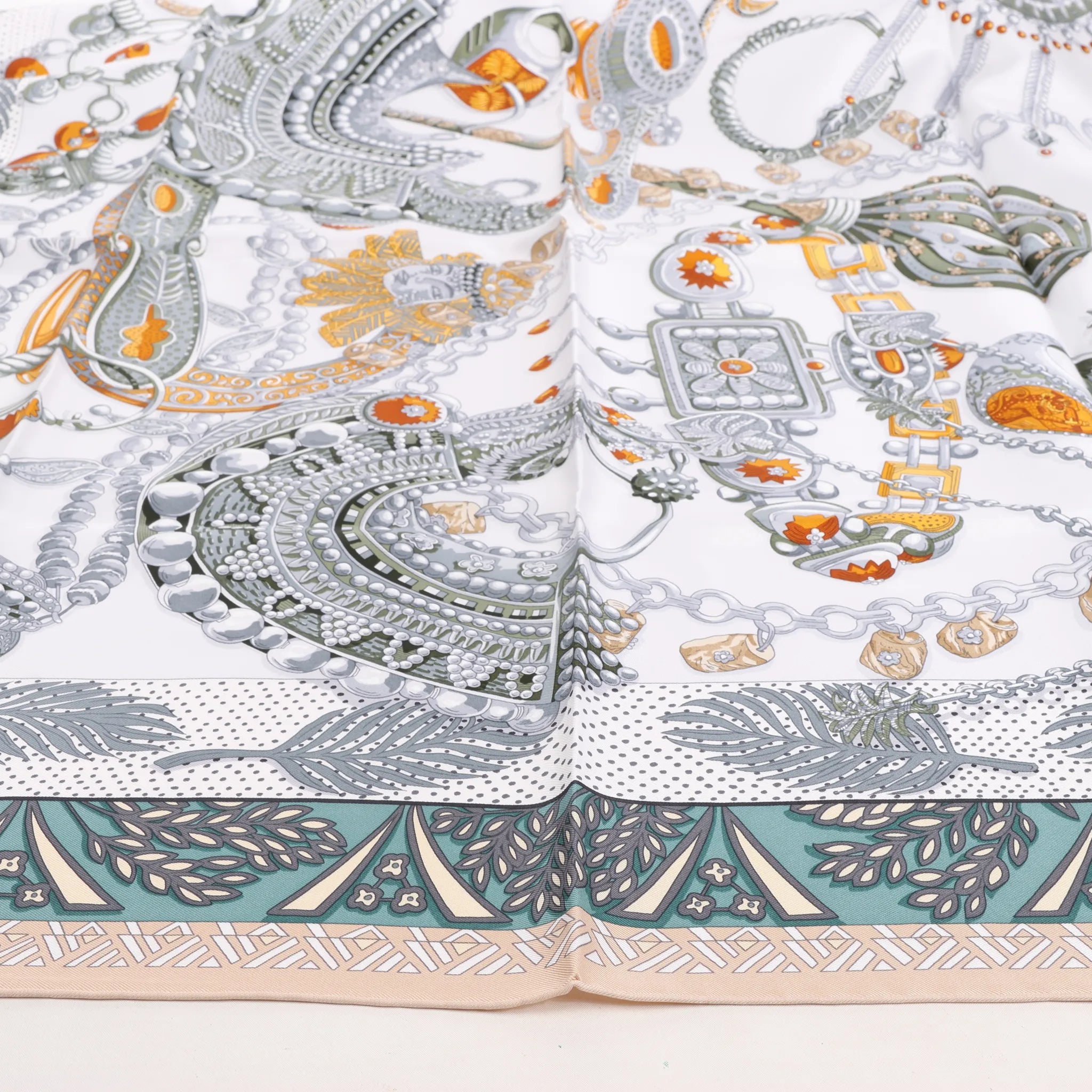 Hermès Carré 90 "Zenobie Reine de Palmyre" Silk handkerchief in Beige x Green