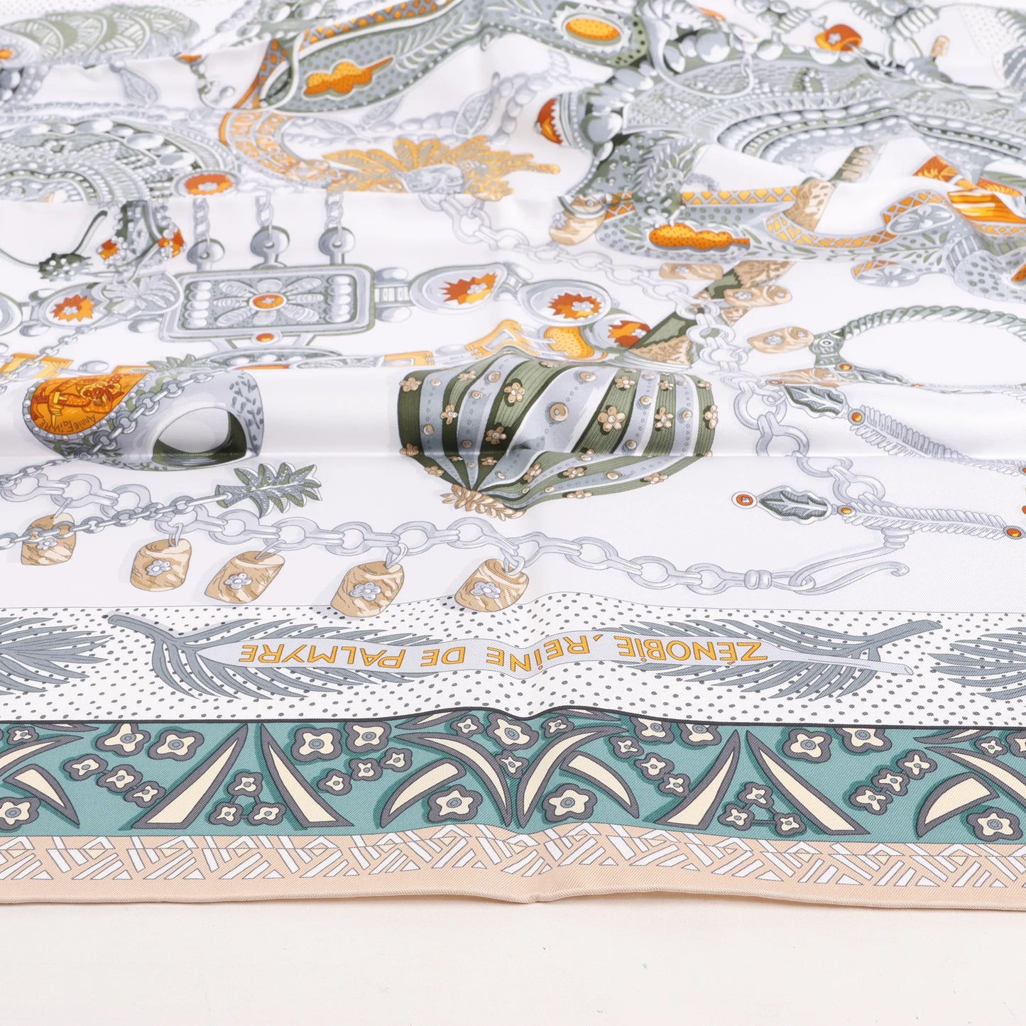 Hermès Carré 90 „Zenobie Reine de Palmyre“ Seidentaschentuch in Beige x Grün