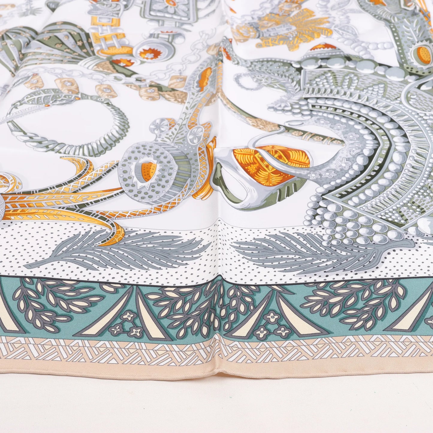 Hermès Carré 90 „Zenobie Reine de Palmyre“ Seidentaschentuch in Beige x Grün